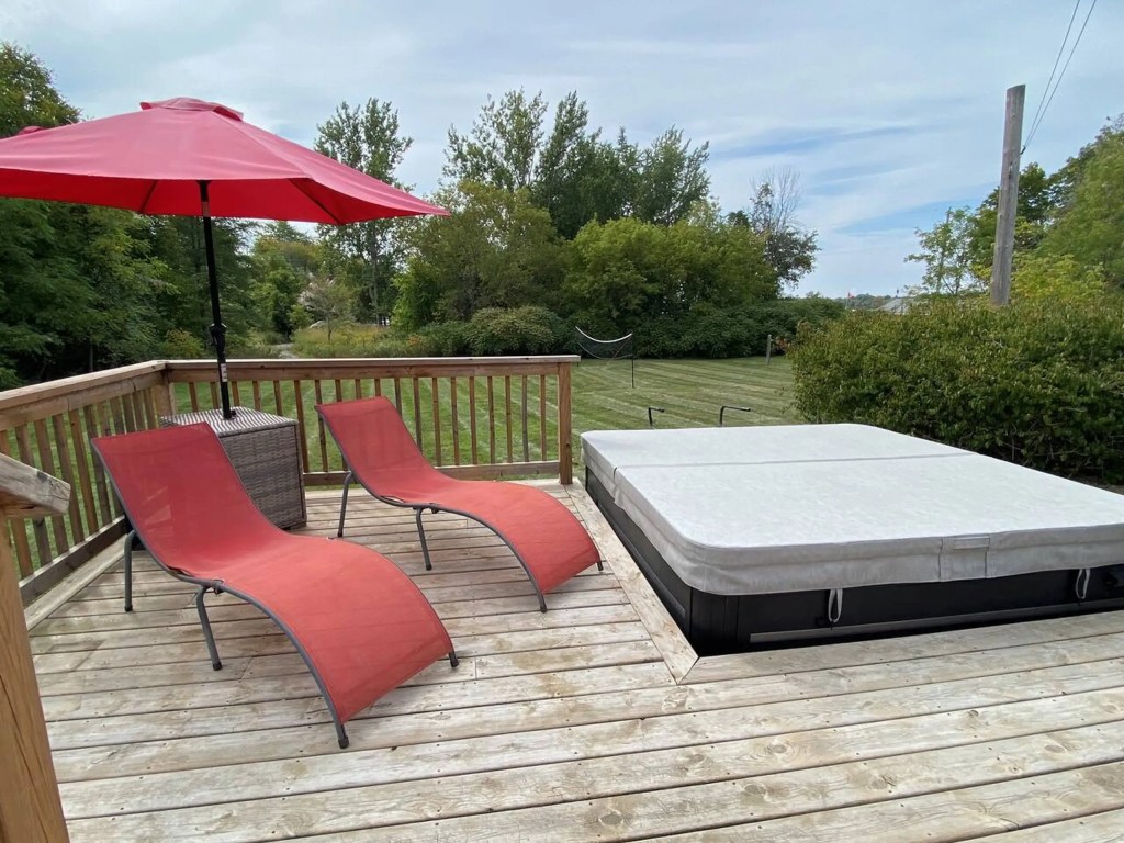 Castle Property Management Inc. Private Beach, Hot Tub, A Vacay to Remember!